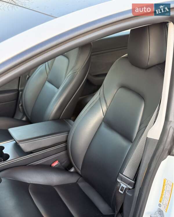 Седан Tesla Model 3 2021 в Ровно
