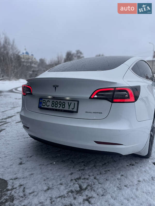 Седан Tesla Model 3 2018 в Львове