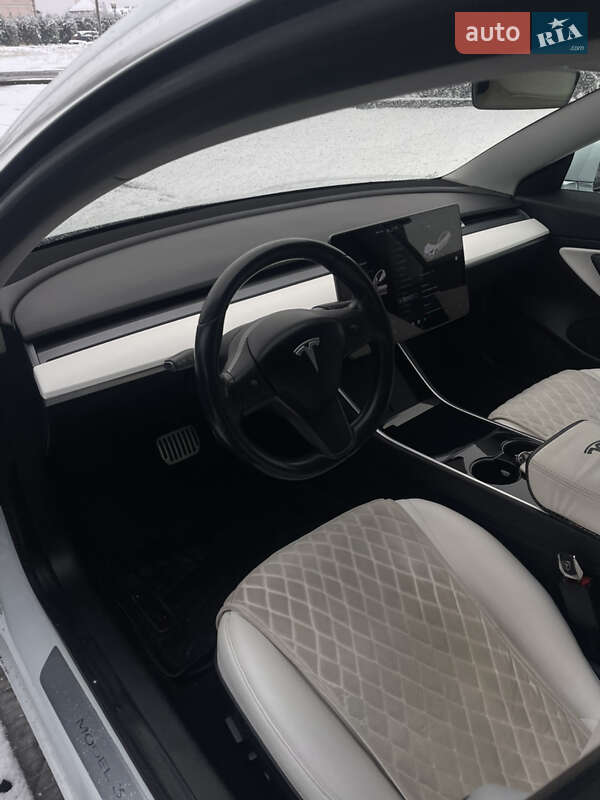 Седан Tesla Model 3 2018 в Львове