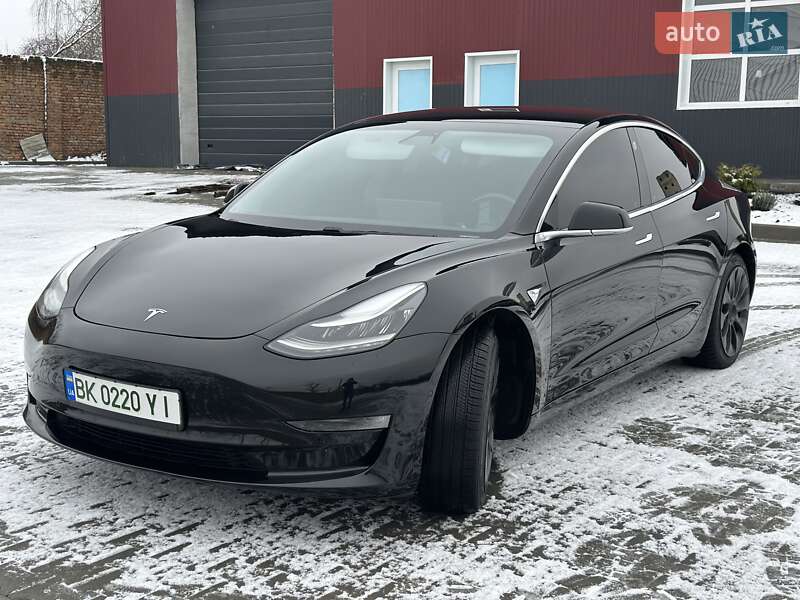 Седан Tesla Model 3 2018 в Ровно