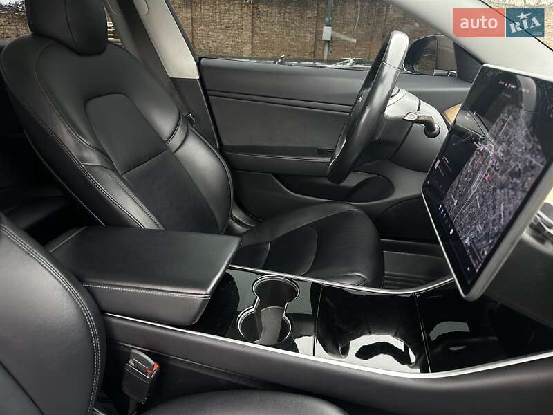 Седан Tesla Model 3 2018 в Ровно
