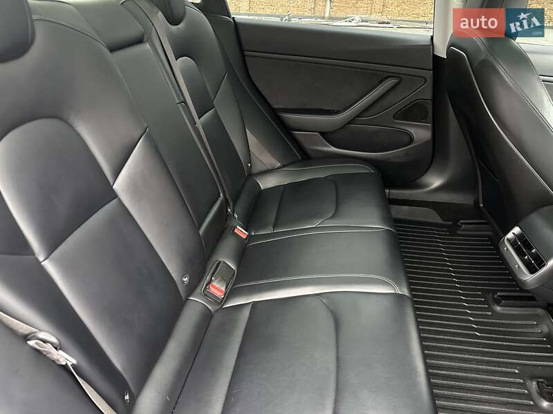 Седан Tesla Model 3 2018 в Ровно