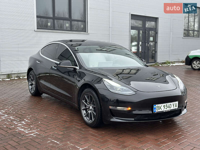 Седан Tesla Model 3 2020 в Ровно