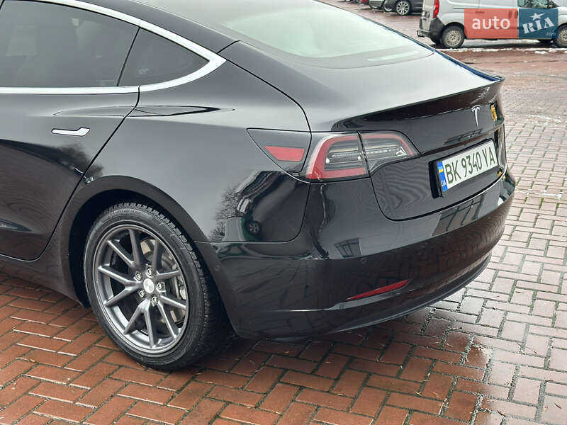 Седан Tesla Model 3 2020 в Ровно