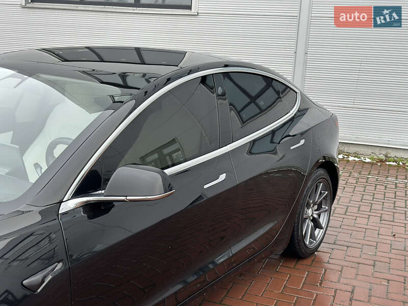 Седан Tesla Model 3 2020 в Ровно