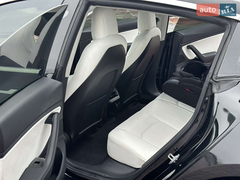 Седан Tesla Model 3 2020 в Ровно