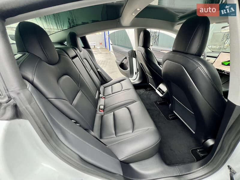 Седан Tesla Model 3 2022 в Луцке