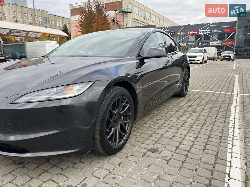 Седан Tesla Model 3 2024 в Львові