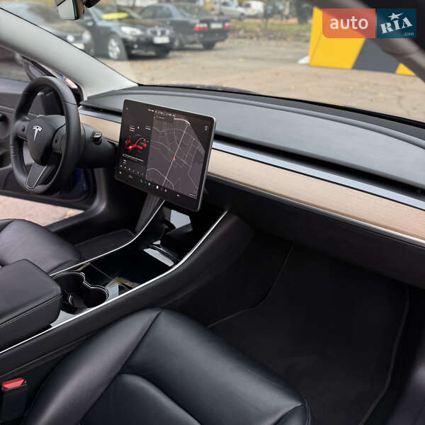 Седан Tesla Model 3 2019 в Киеве