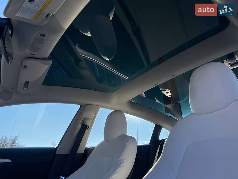 Седан Tesla Model 3 2021 в Львові