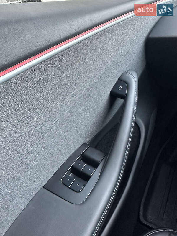 Седан Tesla Model 3 2024 в Львові