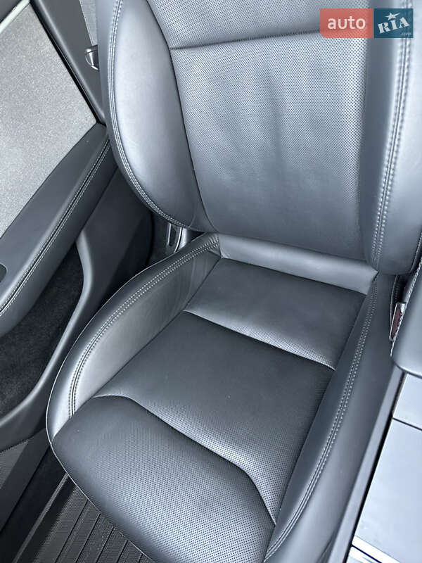 Седан Tesla Model 3 2024 в Львові