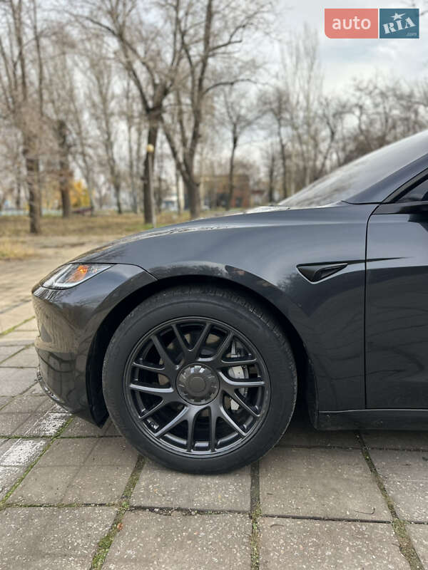 Седан Tesla Model 3 2024 в Запоріжжі