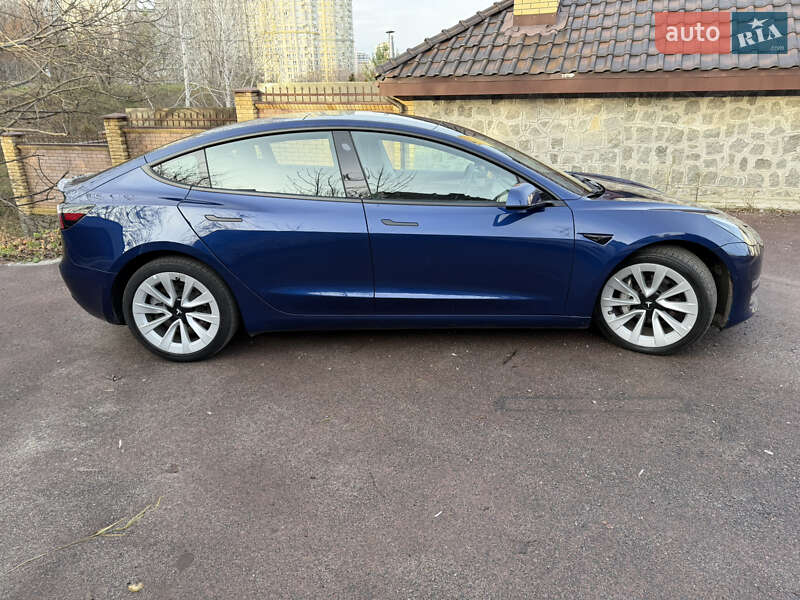 Седан Tesla Model 3 2022 в Киеве