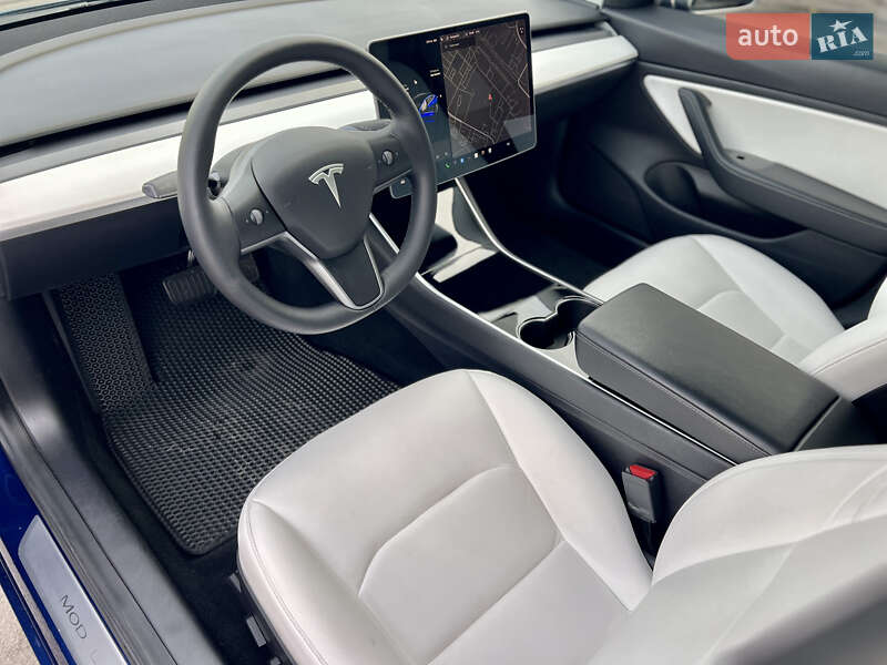 Седан Tesla Model 3 2019 в Киеве