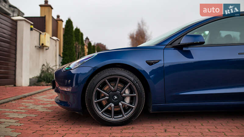 Седан Tesla Model 3 2019 в Чернівцях