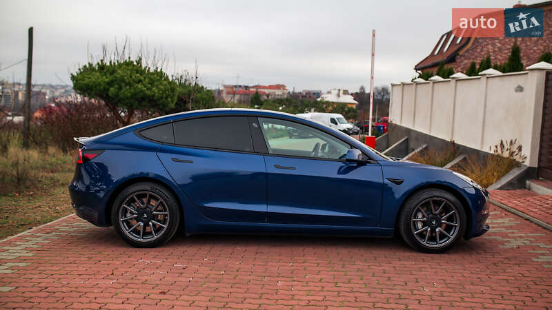 Седан Tesla Model 3 2019 в Чернівцях