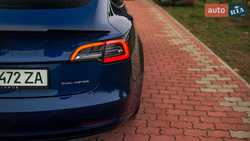 Седан Tesla Model 3 2019 в Чернівцях