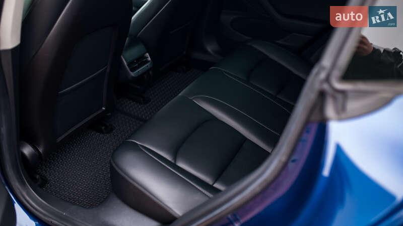 Седан Tesla Model 3 2019 в Чернівцях