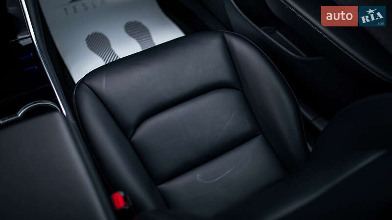 Седан Tesla Model 3 2019 в Чернівцях