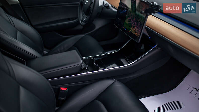Седан Tesla Model 3 2019 в Чернівцях