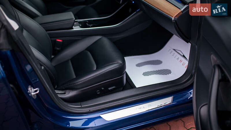 Седан Tesla Model 3 2019 в Чернівцях