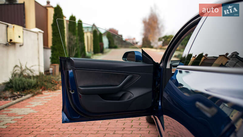 Седан Tesla Model 3 2019 в Чернівцях