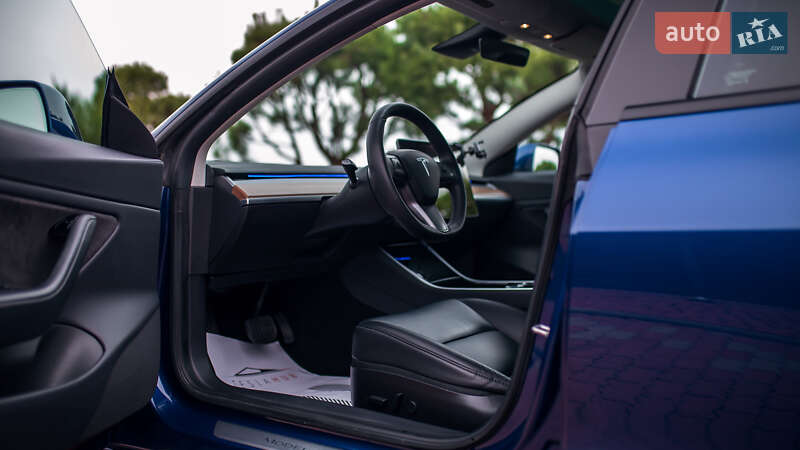 Седан Tesla Model 3 2019 в Чернівцях