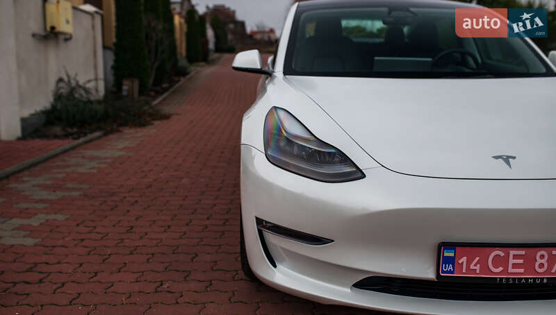 Седан Tesla Model 3 2023 в Чернівцях