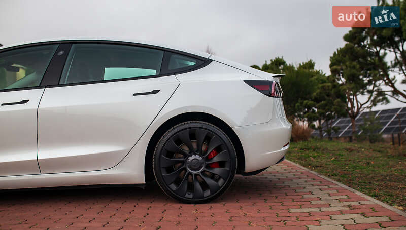 Седан Tesla Model 3 2023 в Чернівцях