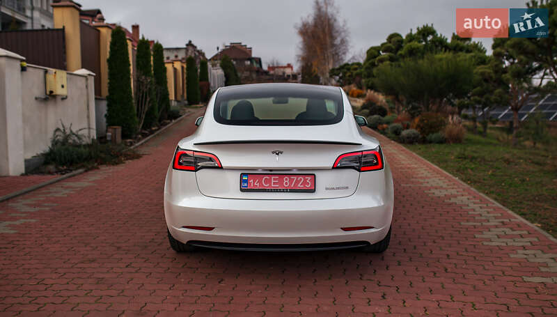 Седан Tesla Model 3 2023 в Чернівцях