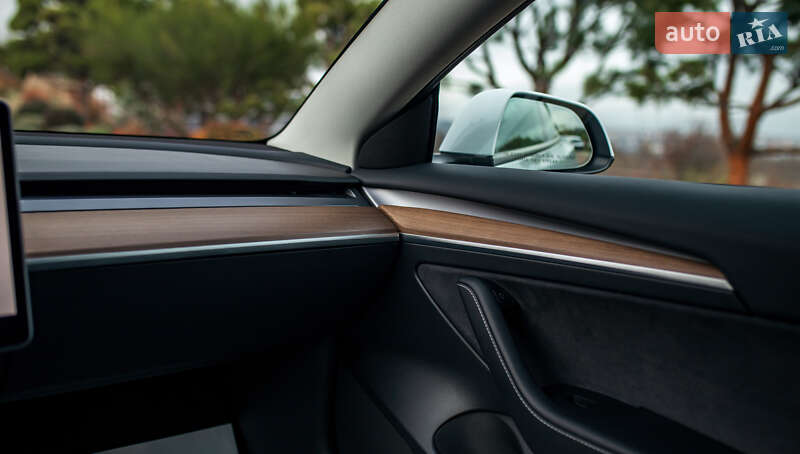 Седан Tesla Model 3 2023 в Чернівцях