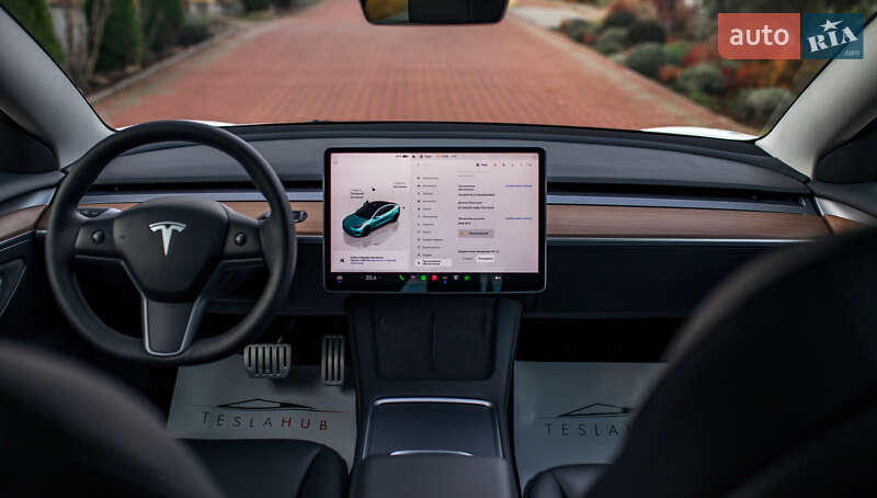 Седан Tesla Model 3 2023 в Чернівцях