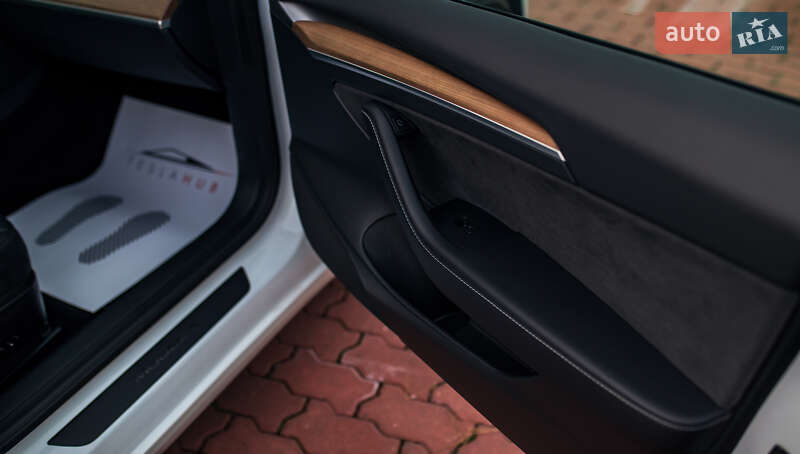 Седан Tesla Model 3 2023 в Чернівцях