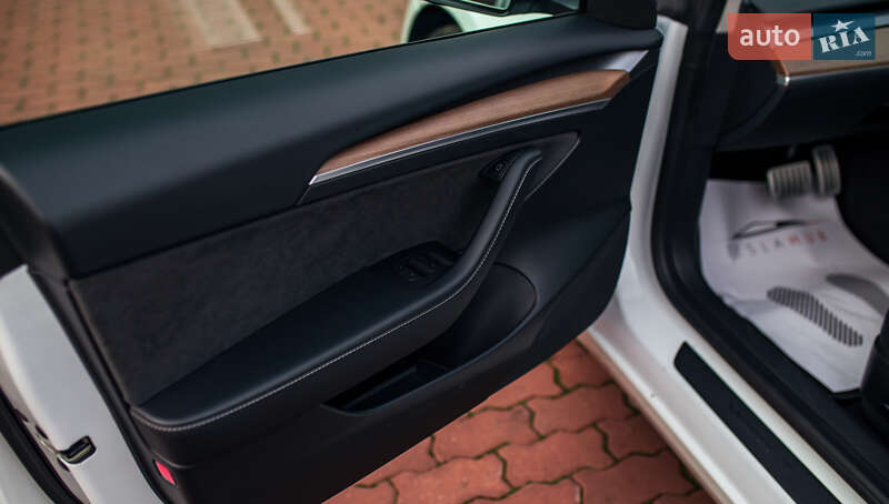 Седан Tesla Model 3 2023 в Чернівцях