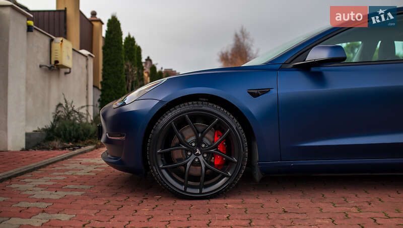 Седан Tesla Model 3 2022 в Черновцах