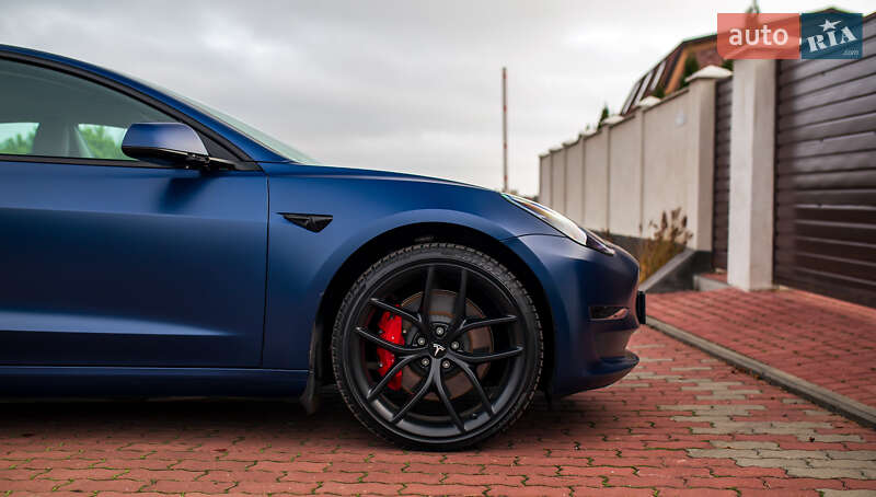 Седан Tesla Model 3 2022 в Черновцах