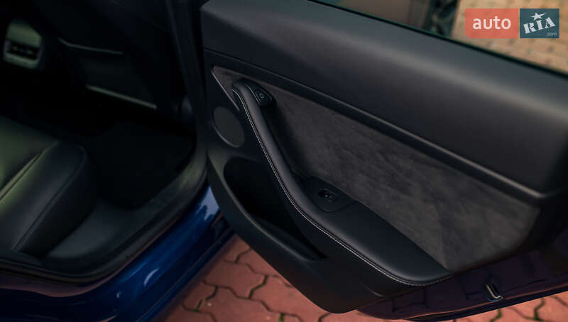 Седан Tesla Model 3 2022 в Черновцах