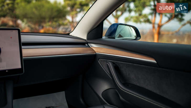 Седан Tesla Model 3 2022 в Черновцах