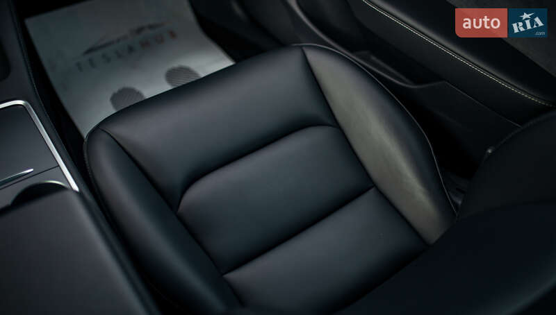 Седан Tesla Model 3 2022 в Черновцах