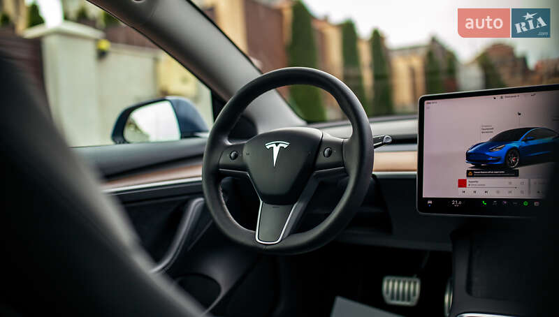 Седан Tesla Model 3 2022 в Черновцах