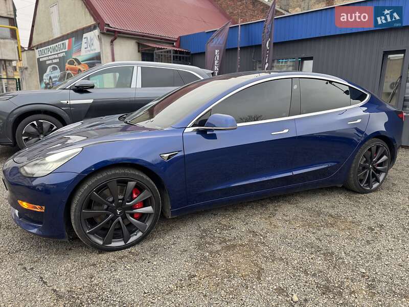 Седан Tesla Model 3 2020 в Ужгороді