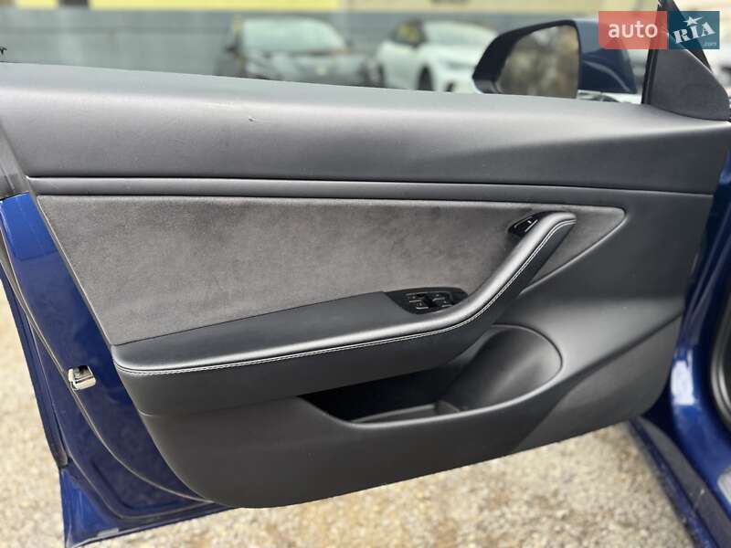 Седан Tesla Model 3 2020 в Ужгороді