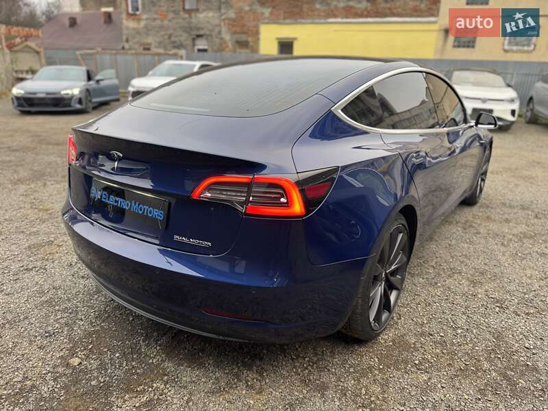 Седан Tesla Model 3 2020 в Ужгороді