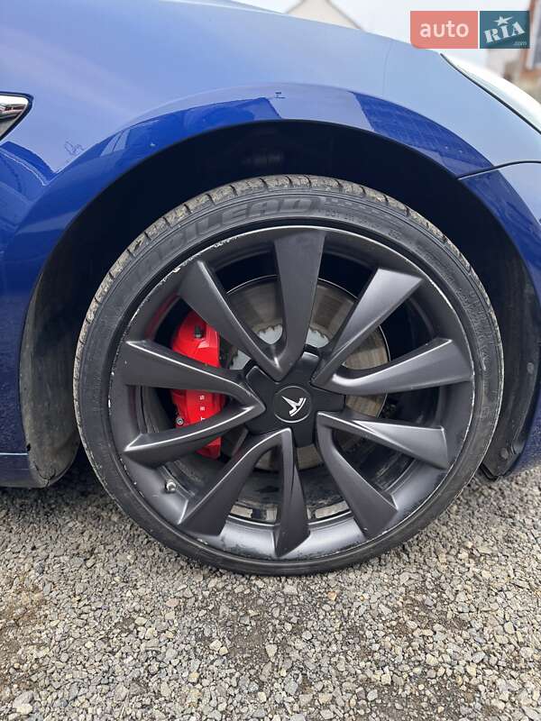 Седан Tesla Model 3 2020 в Ужгороді
