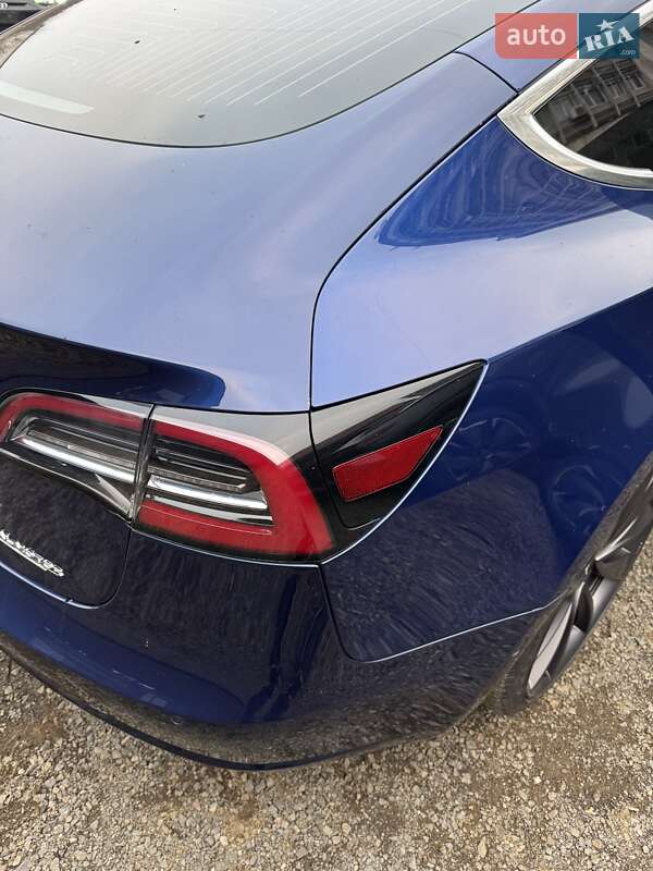 Седан Tesla Model 3 2020 в Ужгороді