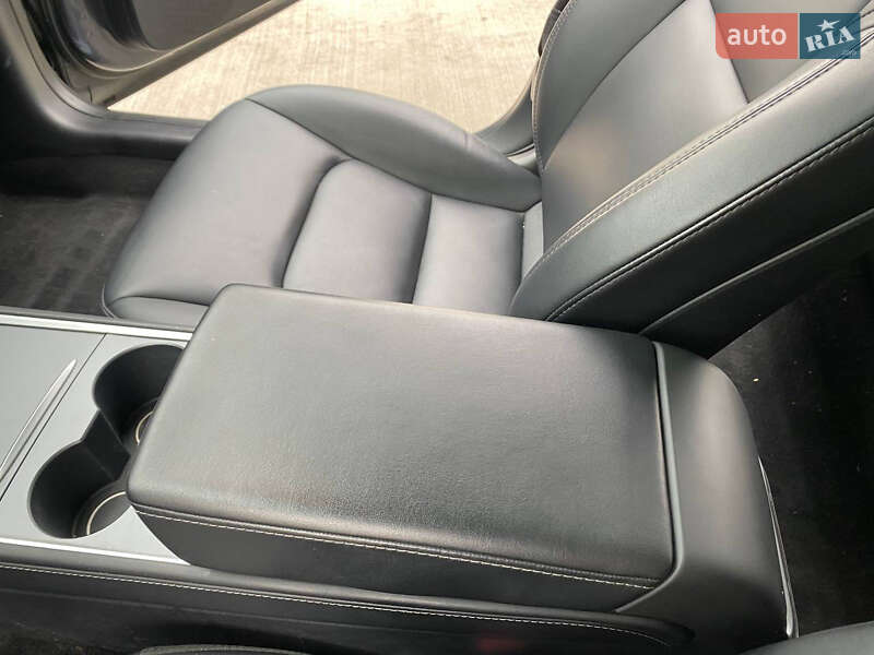 Седан Tesla Model 3 2021 в Луцке