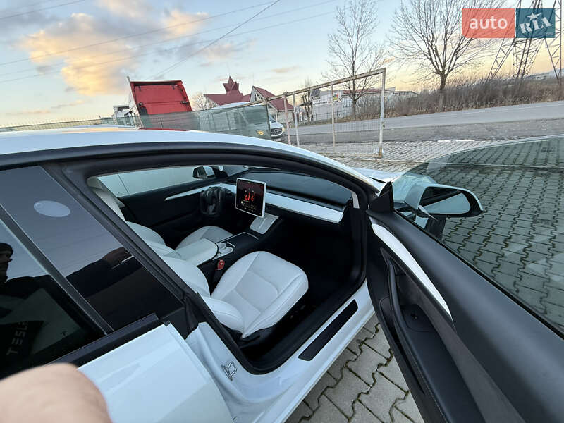 Седан Tesla Model 3 2023 в Хусте