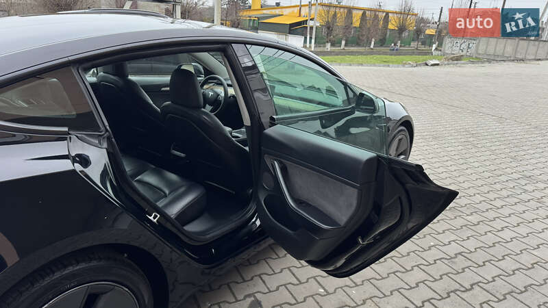 Седан Tesla Model 3 2023 в Луцке
