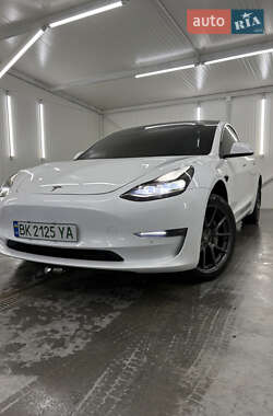 Седан Tesla Model 3 2021 в Лановцах